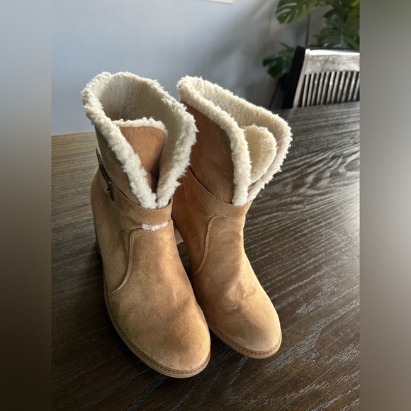 American Eagle by Payless yaz stone faux suede ankle bootie Sherpa block heels - Picture 2 of 10